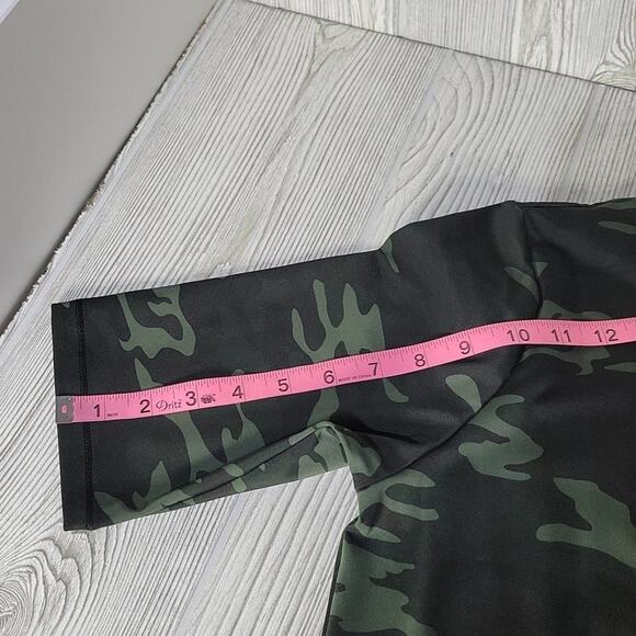 Good American Performance - The Iron Crop Top, Camo Print, New With Tags, Size 5 - Picture 11 of 13